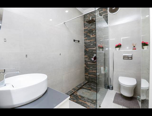 2 BEDROOM APARTMENT FOR SALE IN UMHLANGA RIDGE